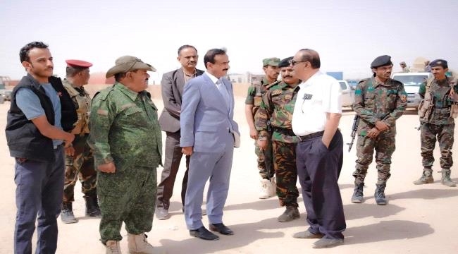 محافظ شبوة يتفقد مشاريع خدمية في مدينة عتق ويشيد بالدعم الإماراتي