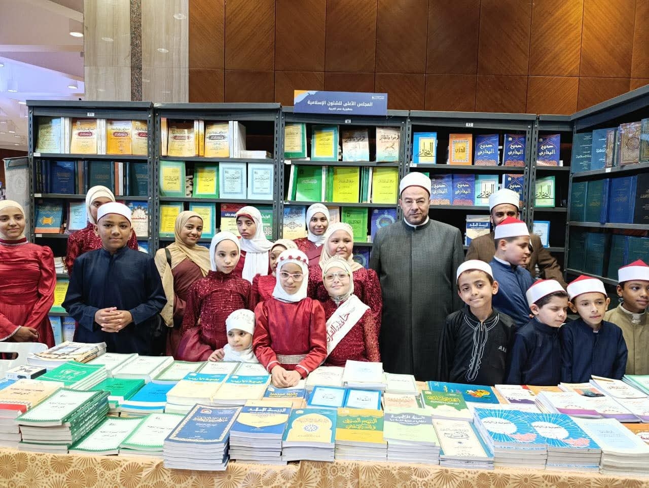 أطفال النشاط الصيفي ضمن 'الرحلات المعرفية للأطفال' بمعرض مكتبة الإسكندرية الدولي للكتاب