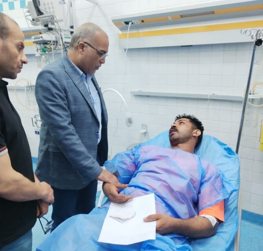 رئيس نقابة البترول يتابع الحالة الصحية لمصابي حادث البارجة في مستشفى الجونة للاطمئنان عليهم