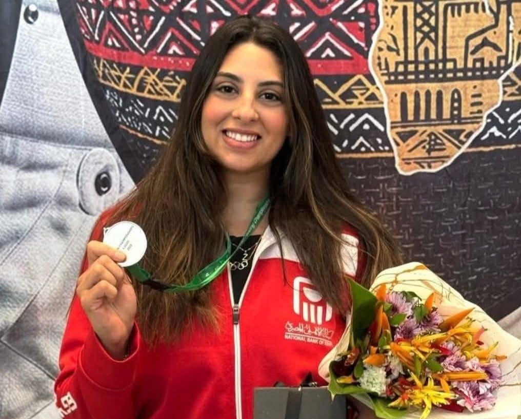 رئيس الجامعة يهنئ البطلتين العنود حازم وندى حافظ لفوزهما بالمركزين الأول والثاني والميداليات الذهبية والفضية