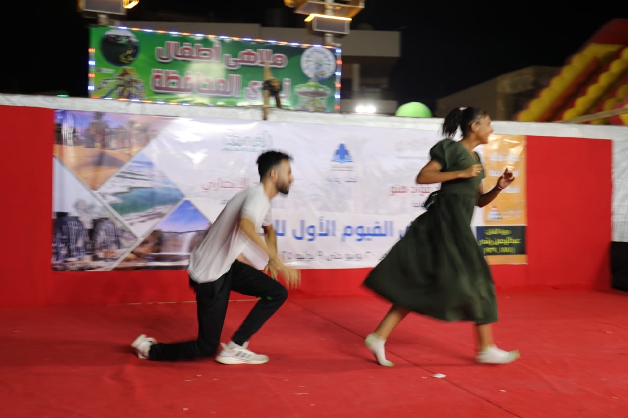 'سهرة الإبداع' في معرض الفيوم للكتاب .. عرض مسرحي يتجاوز الخشبة ويحتفي بالوطن