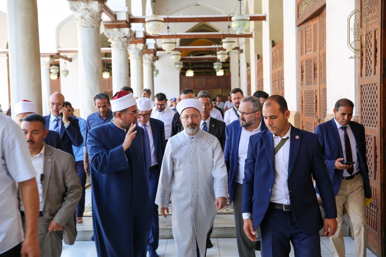 رئيس الشئون الدينية التركي يزور الجامع الأزهر