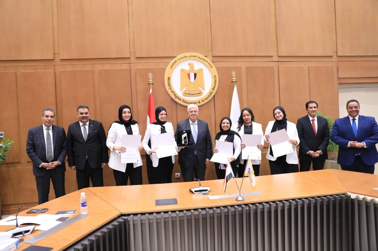 وزير التعليم العالي يكرم الطلاب الفائزين في مسابقة 'معًا' لمواجهة الأفكار غير السوية