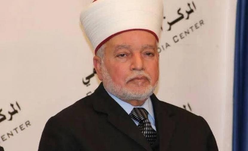 الاحتلال يُسلم مفتي القدس قرارًا بالإبعاد عن الأقصى أسبوعًا