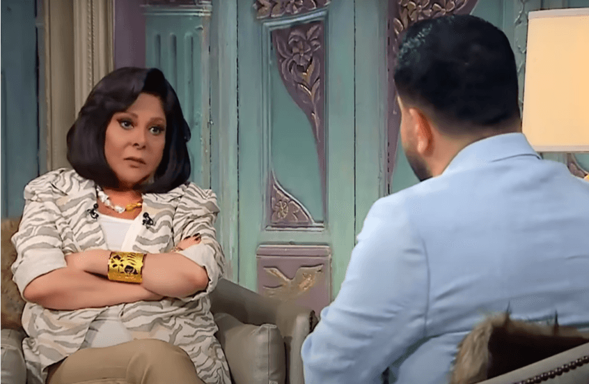 فنان مصري شهير يكشف تفاصيل إصابته بالسرطان ويجهش باكيا في مقابلة تلفزيونية