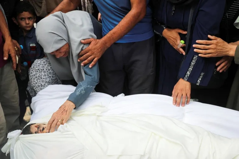 الاحتلال يرتكب مجزرة في مخيم الشاطئ ويستهدف المجوّعين مجددا
