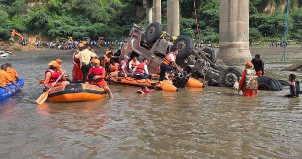 Toll in Vadodara bridge collapse rises to 13, Gujarat CM orders inquiry