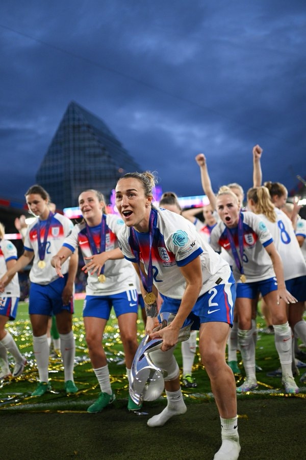 England defender Bronze hides her broken leg to help team win Euro 2025