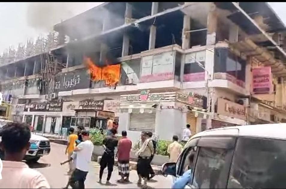 حريق مفاجئ يلتهم أجزاء من سوق الحجاز القديم في عدن