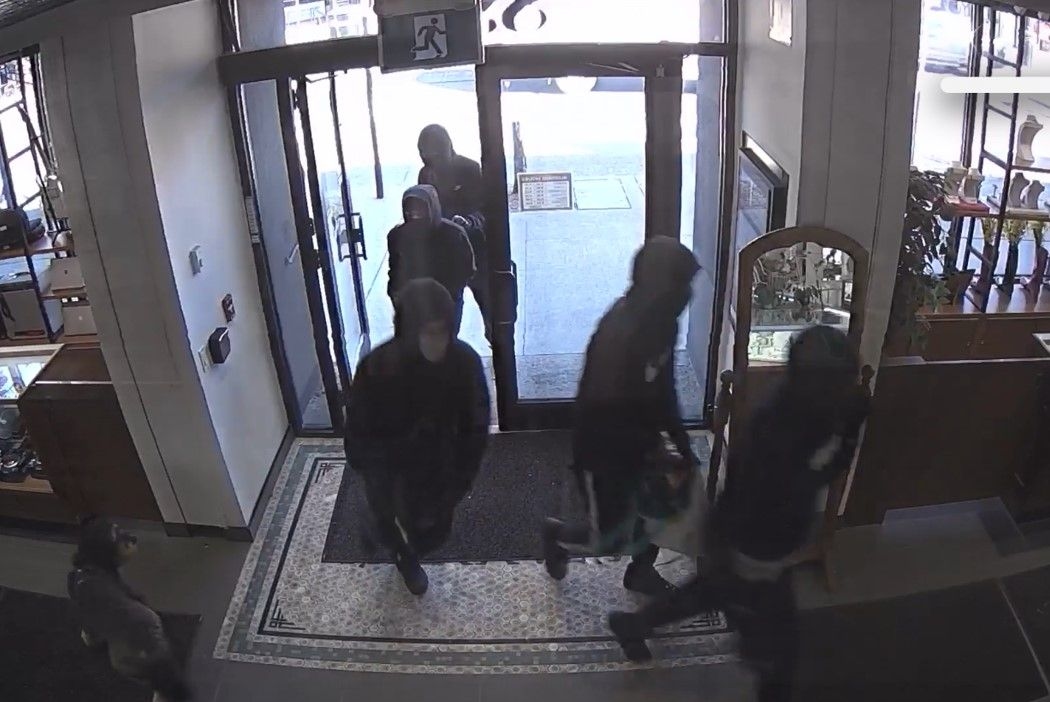 5 suspects wanted after lastest smash-and-grab jewelry store robbery in Oshawa