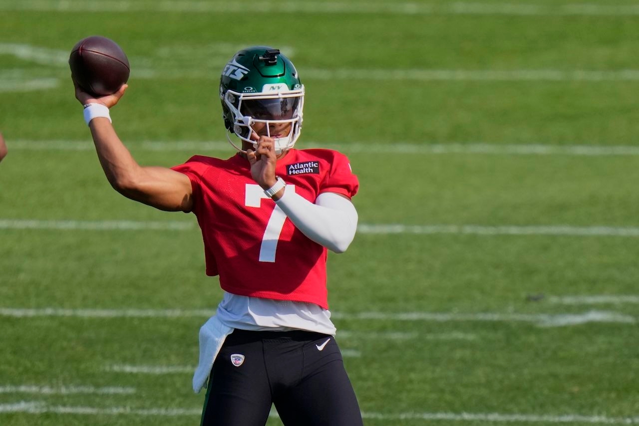 New York Jets starting quarterback Justin Fields carted off practice field
