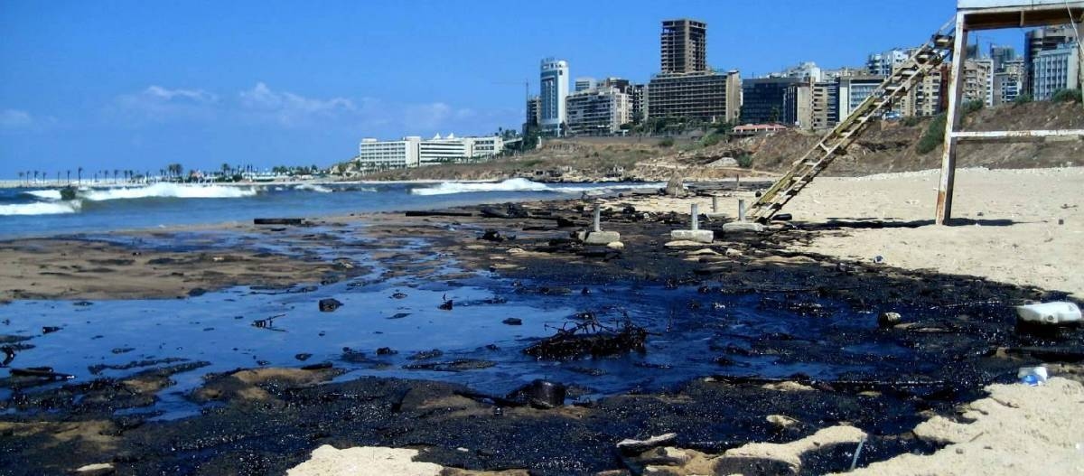 تحالف الحوكمة الرشيدة": التلوث النفطي على شاطئ الجية يعكس تقصيرا فادحا وغيابا للشفافية والحزم من قبل المعنيين