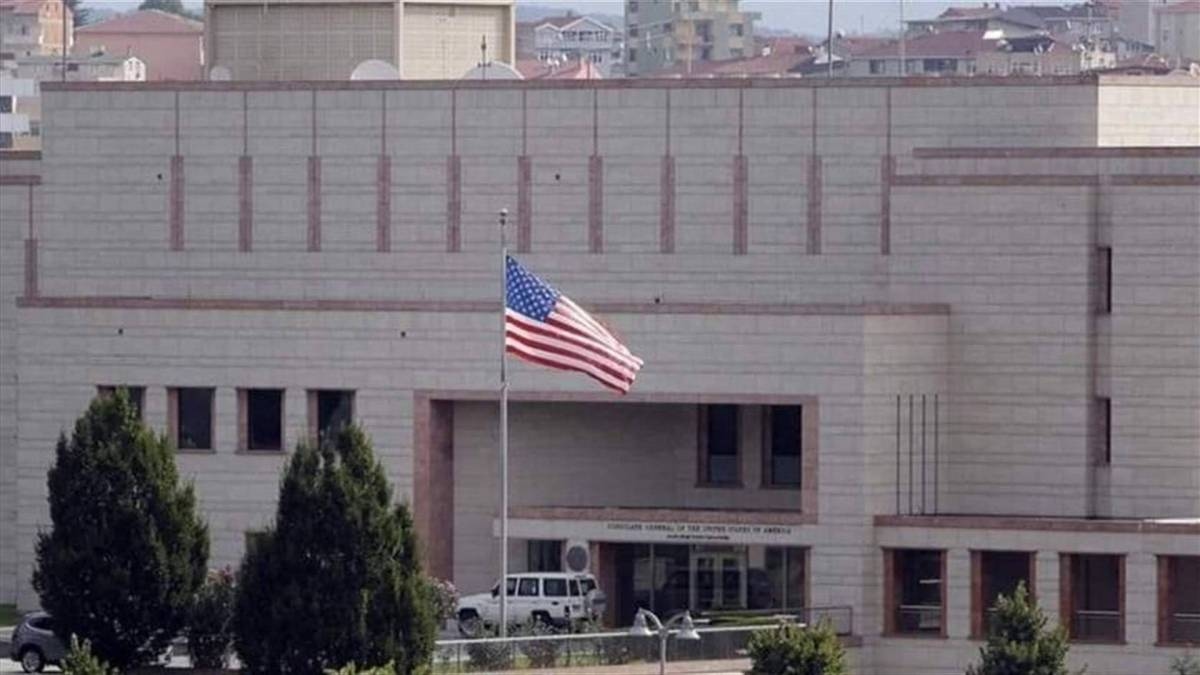 السفارة الأميركية في بيروت ترفع إجراءات مغادرة موظفيها وتحذر من السفر إلى لبنان
