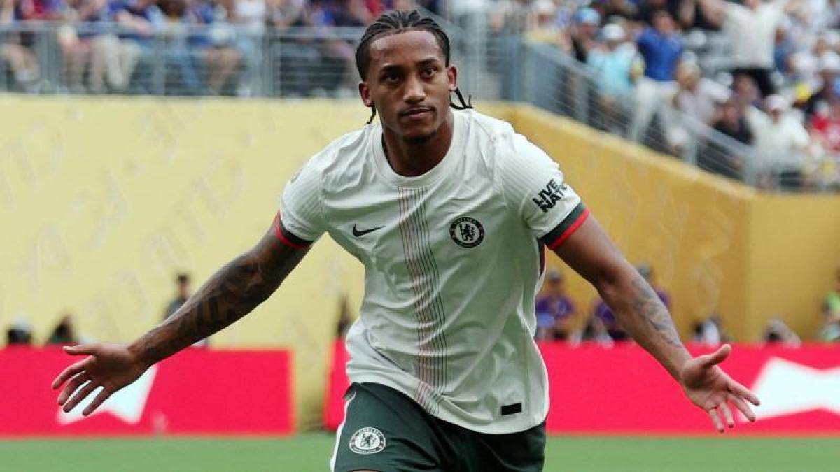 "إنهم يدفعون لي المال"... بيدرو يعتذر لفلومينينسي