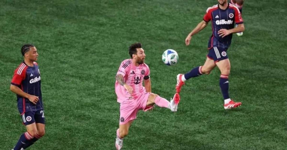 قاد انتر ميامي للفوز (2-1)... ميسي يواصل سحره بثنائية جديدة وتقييم مذهل