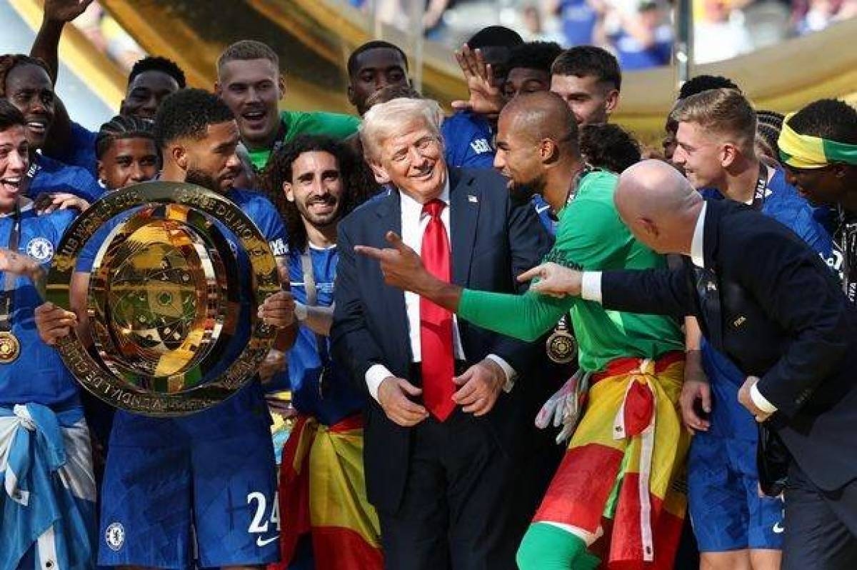 أثار حيرة الجميع... ترامب يحتفل مع تشيلسي بكأس العالم
