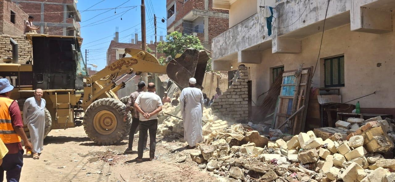 حملة مكبرة لإزالة التعديات على الطريق بقرية نفيشة التابعة لمركز ومدينة الإسماعيلية