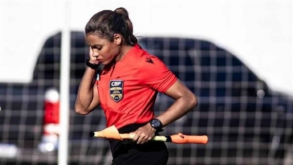 ضغوط لإبعاد "الحكمة الجميلة" من الملاعب بسبب تأثيرها على اللاعبين (صور)