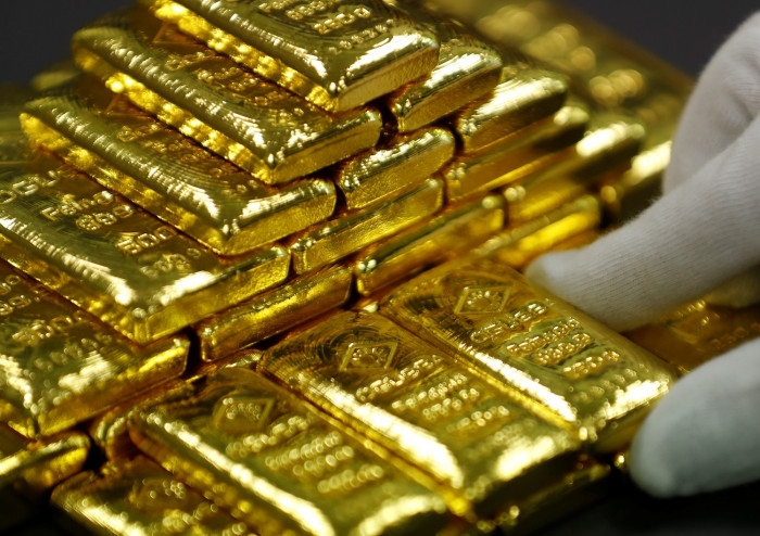 Americans cash out on gold as Asian investors bulk up