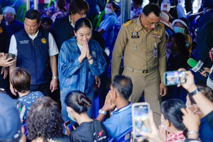 Premier hands out aid kits in flood-hit Chiang Rai