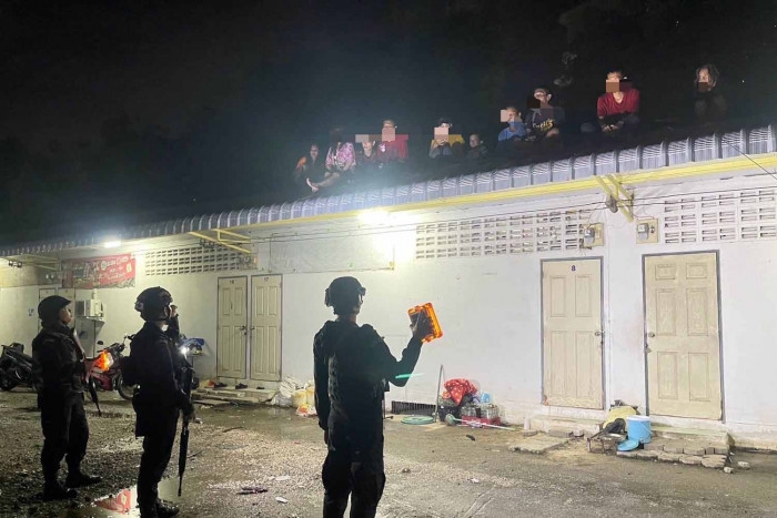 Unpaid Thais flee Cambodia across rooftops into Thailand