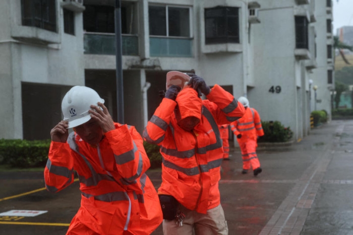 Hong Kong issues highest storm alert as typhoon Wipha moves in