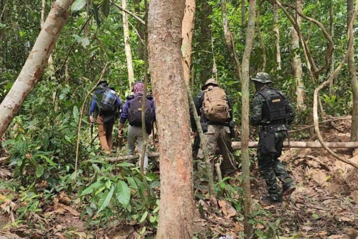 Army seals border with Cambodia, closes temple ruins