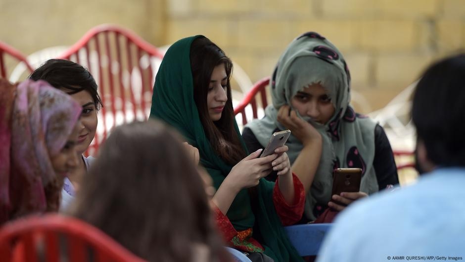 For women in Pakistan, social media can be dangerous – DW – 06/29/2025