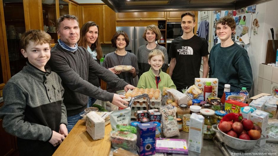 Germany sees rise in number of large families – DW – 06/23/2025