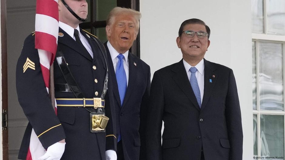 Trump tariffs: US trade partners weigh negotiation options  – DW – 07/08/2025