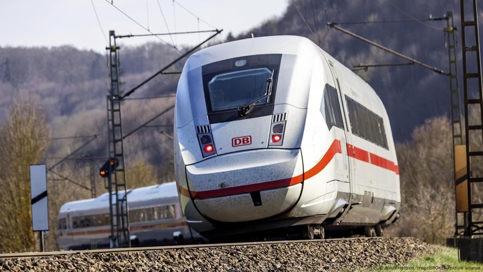 German tech firm makes rail tracks climate resistant – DW – 07/14/2025