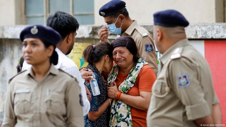 Families flock to Ahmedabad in search of loved ones – DW – 06/14/2025