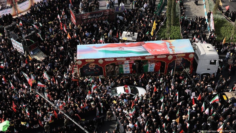 تشييع قادة وعلماء بطهران وترامب ينفي دعم نووي إيراني سلمي – DW – 2025/6/28