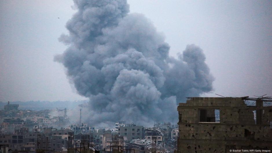 مصادر طبية في غزة: مقتل عشرات بهجمات ووفاة أطفال بسوء تغذية – DW – 2025/6/28