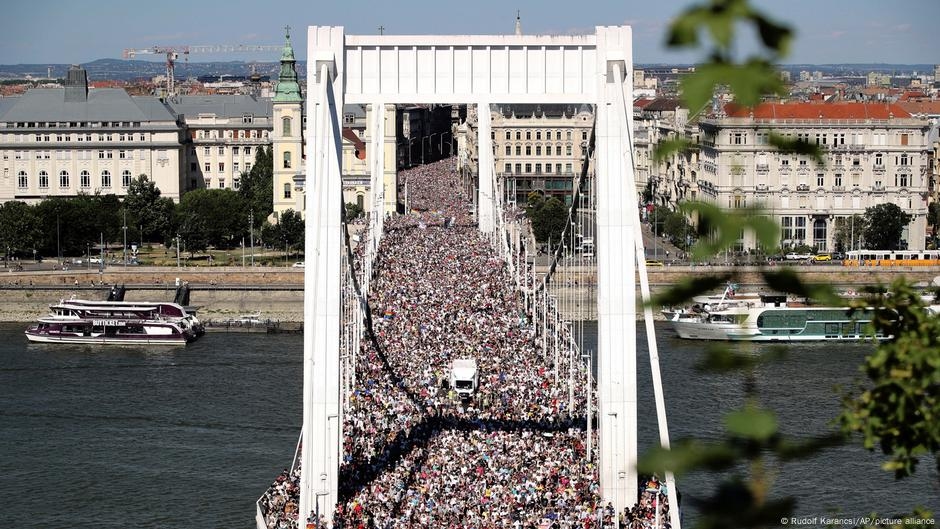 Budapest Pride: Many thousands of marchers defy police ban – DW – 06/28/2025