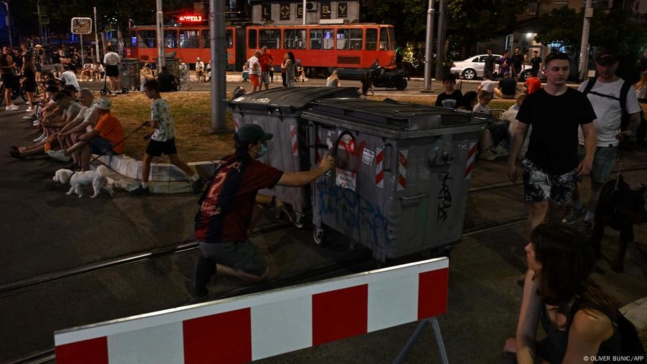 Serbia: thousands of anti-government protesters block roads – DW – 06/30/2025