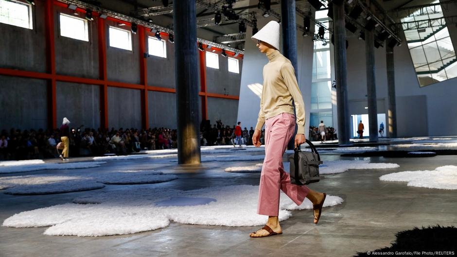 India accuses Prada of cultural appropriation over sandals – DW – 07/02/2025