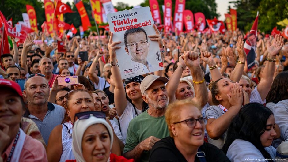 Turkey: Government silences last critical media outlets  – DW – 07/09/2025