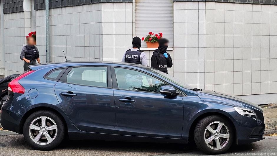 Germany: Police detain man in anti-terror raids – DW – 07/09/2025