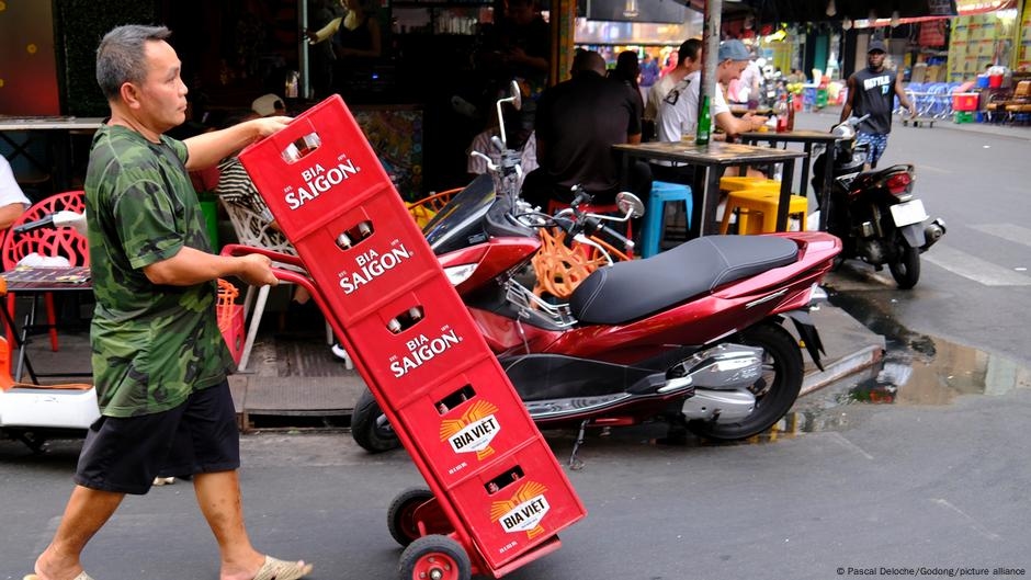 Why is Vietnam cracking down on alcohol? – DW – 07/10/2025
