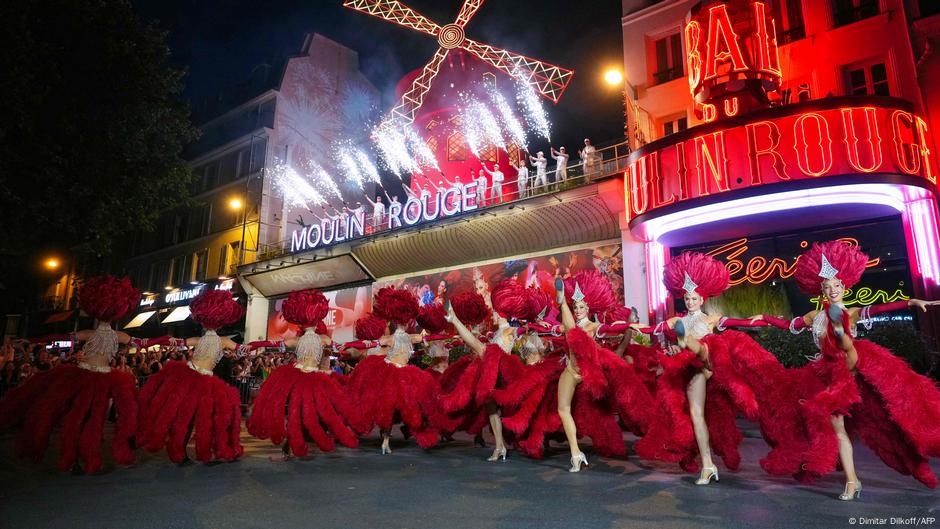 Paris icon Moulin Rouge windmill turns again after accident – DW – 07/11/2025