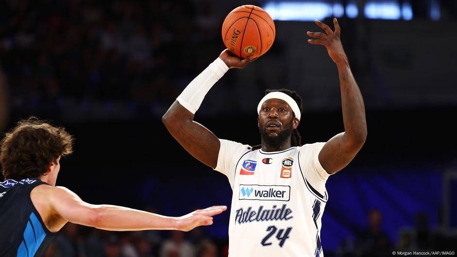 Australia: Man arrested for racist abuse of basketball star – DW – 07/11/2025