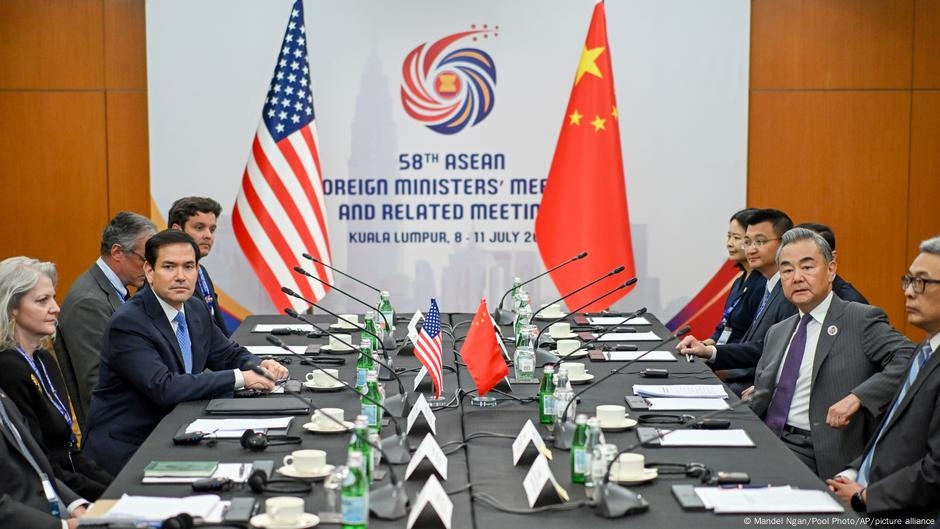 US secretary of state meets Chinese counterpart in Malaysia – DW – 07/11/2025