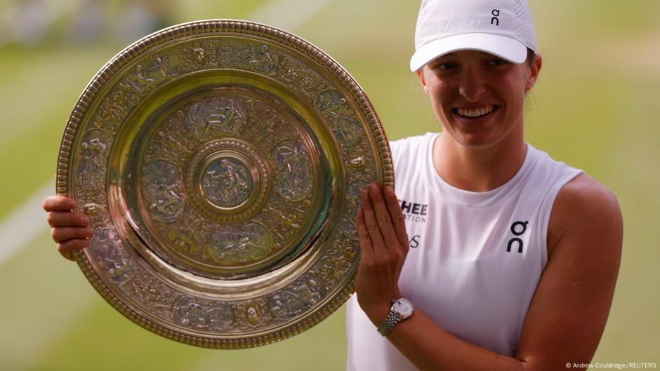 Wimbledon: Poland's Iga Swiatek wins women's tennis title – DW – 07/12/2025