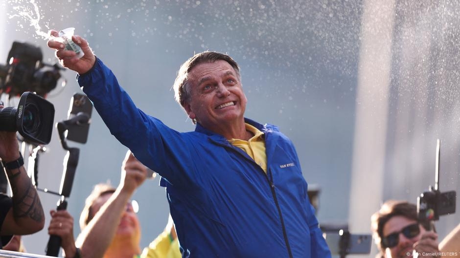 Brazil's Bolsonaro ordered to wear ankle monitor – DW – 07/18/2025