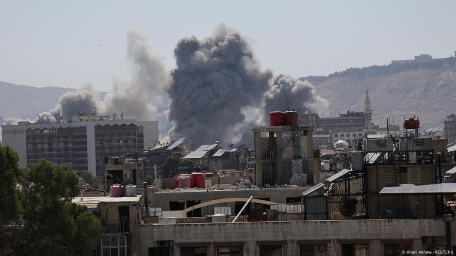 Israel hits Syria's military HQ and near presidential palace – DW – 07/16/2025