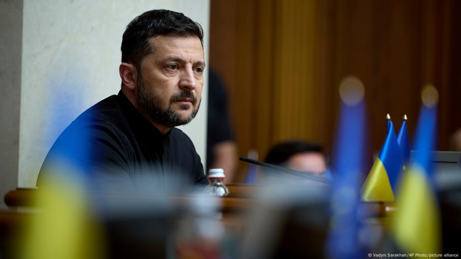 Ukraine: Zelenskyy backs new anti-graft bill after backlash – DW – 07/24/2025