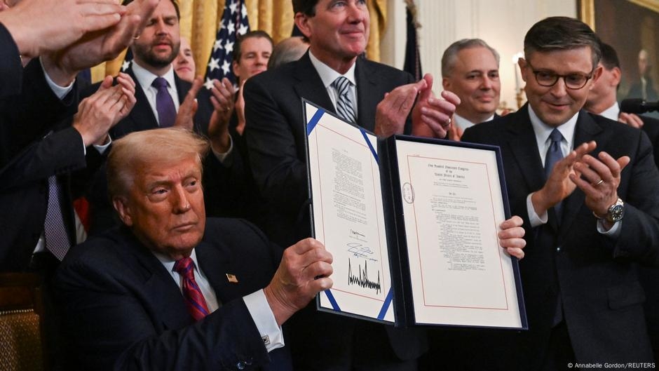 US: Trump sings law paving way for dollar-based stablecoins – DW – 07/19/2025