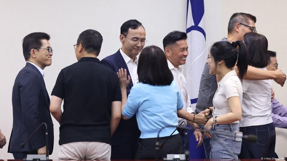 Taiwan: Voters reject bid to recall opposition lawmakers – DW – 07/26/2025