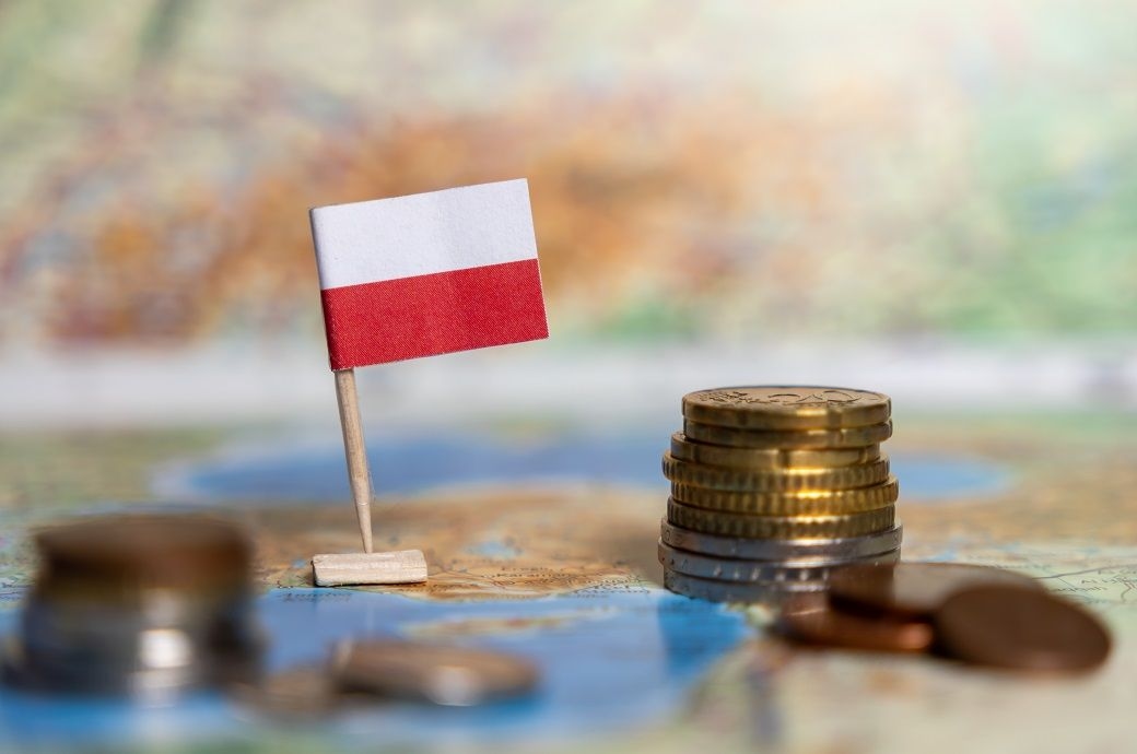 Poland's exports in Jan-Apr 2025 down 2.4% YoY, imports up 3.3% YoY